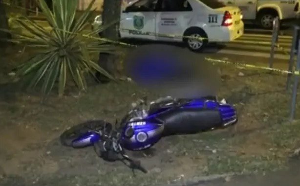 Motociclista llevaba el casco en el codo, chocó y perdió la vida