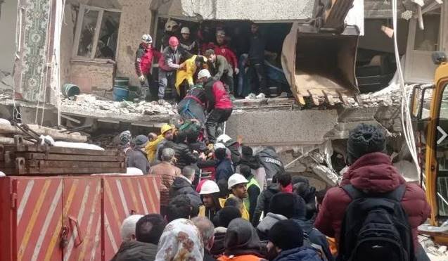 Terremoto en Turquía deja cientos de muertos y miles de heridos