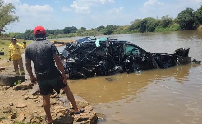 Tres fallecidos tras aparatosa caída de camioneta al río Tebicuary