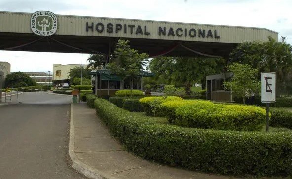 Directora del Hospital Nacional renuncia por presión tras parto en el piso