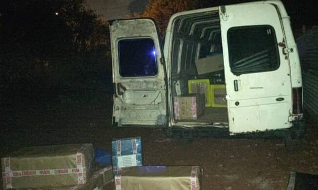 Ladrones disfrazados de policías roban artículos de un camión