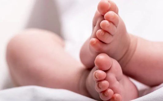 Bebé perderá 4 dedos por supuesta negligencia médica