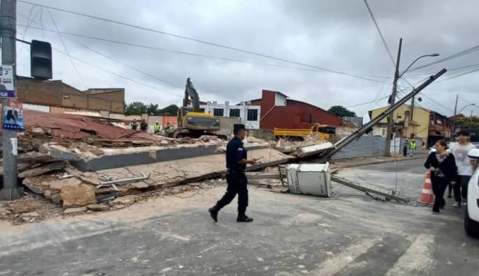 Estructura en demolición cae sobre vehículos en Asunción