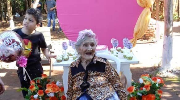 Abuela celebra su cumpleaños número 100 con tres días de fiesta