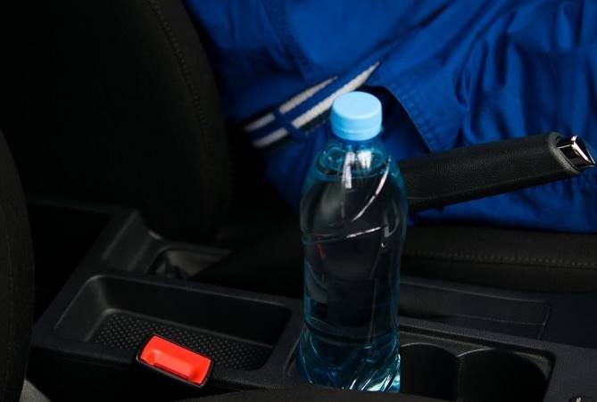 Mantén una botella de agua en el coche