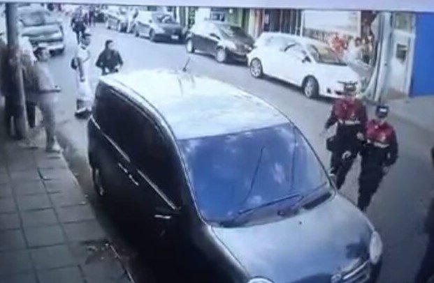 Un PMT destruye un espejo y ataca a un ciudadano