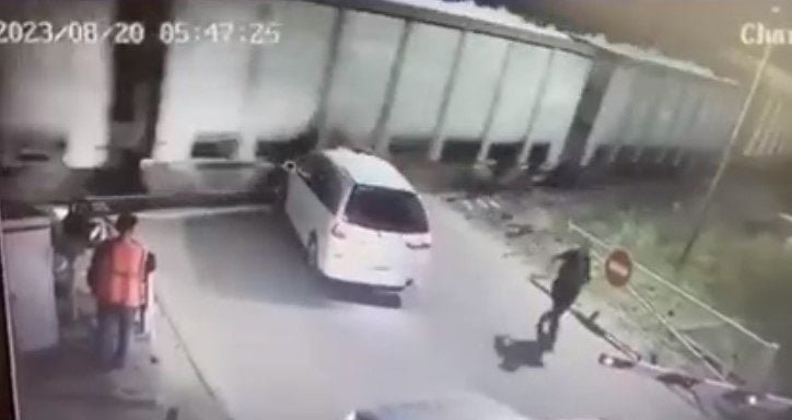 Conductor ebrio escapa de policías y choca con un tren