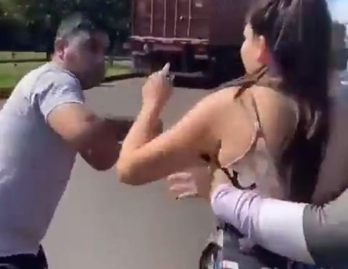 Mujer embarazada es agredida por un hombre impresion de pantalla del video
