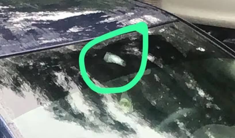 Bala perdida perfora parabrisas de un auto en Luque