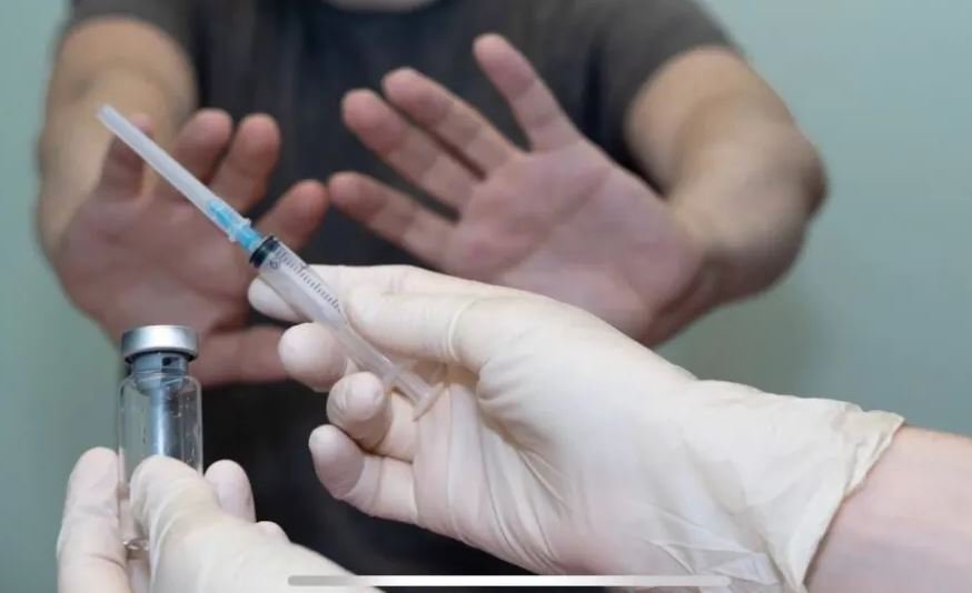 Un Diputado pretende prohibir vacunas contra covid-19 en Niños