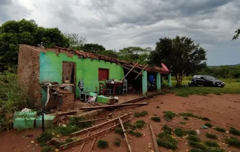 Casas destechadas en la compañía de San Rafael por vientos fuertes