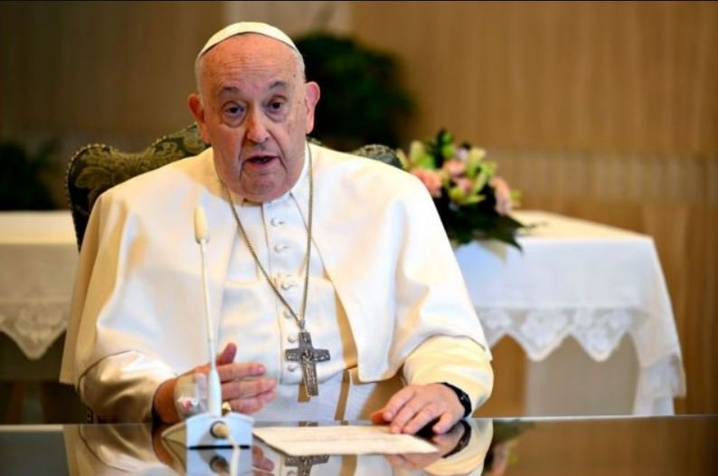 El Papa critica de hipocresía criticar la posibilidad de bendecir a parejas homosexuales