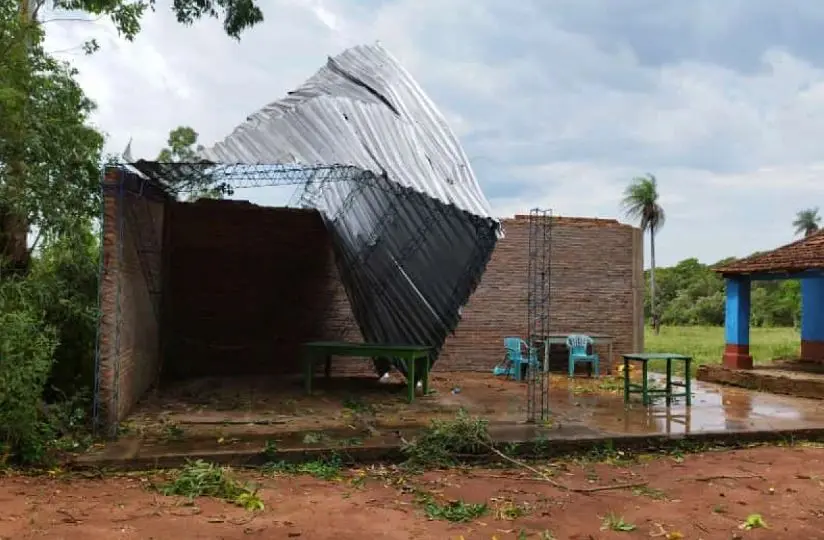 La fuerza del viento dañó la estructura y destechó construcciones en Santa Rosa, Misiones. Foto: Vanessa Rodríguez.
