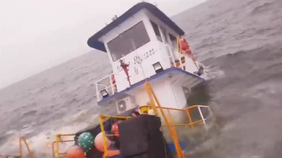 Remolque se hunde con tripulantes a bordo en el Río Paraná
