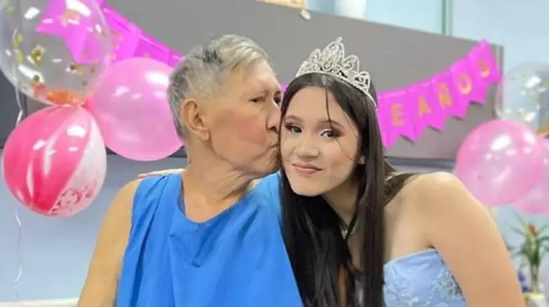 Celebró sus 15 años con su abuelo en el hospital