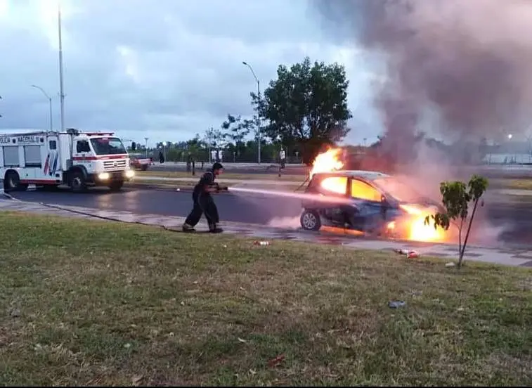 Madre e hija logran salir a tiempo de su auto en llamas