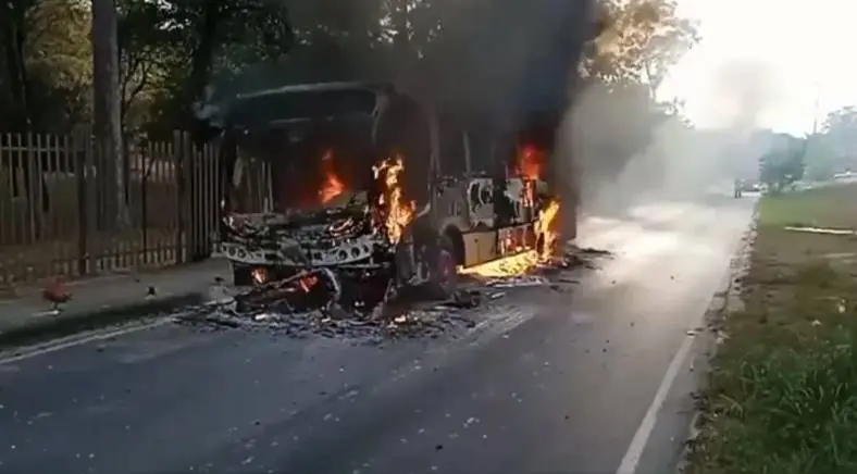 Incendio de Autobús Causa Gran Congestión Vehicular en Asunción