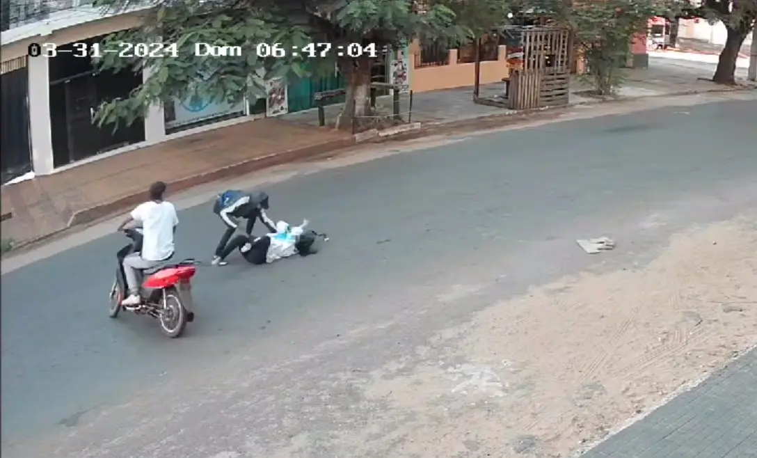 Motochorros asaltan a una Mujer y la arrastran por el Pavimento