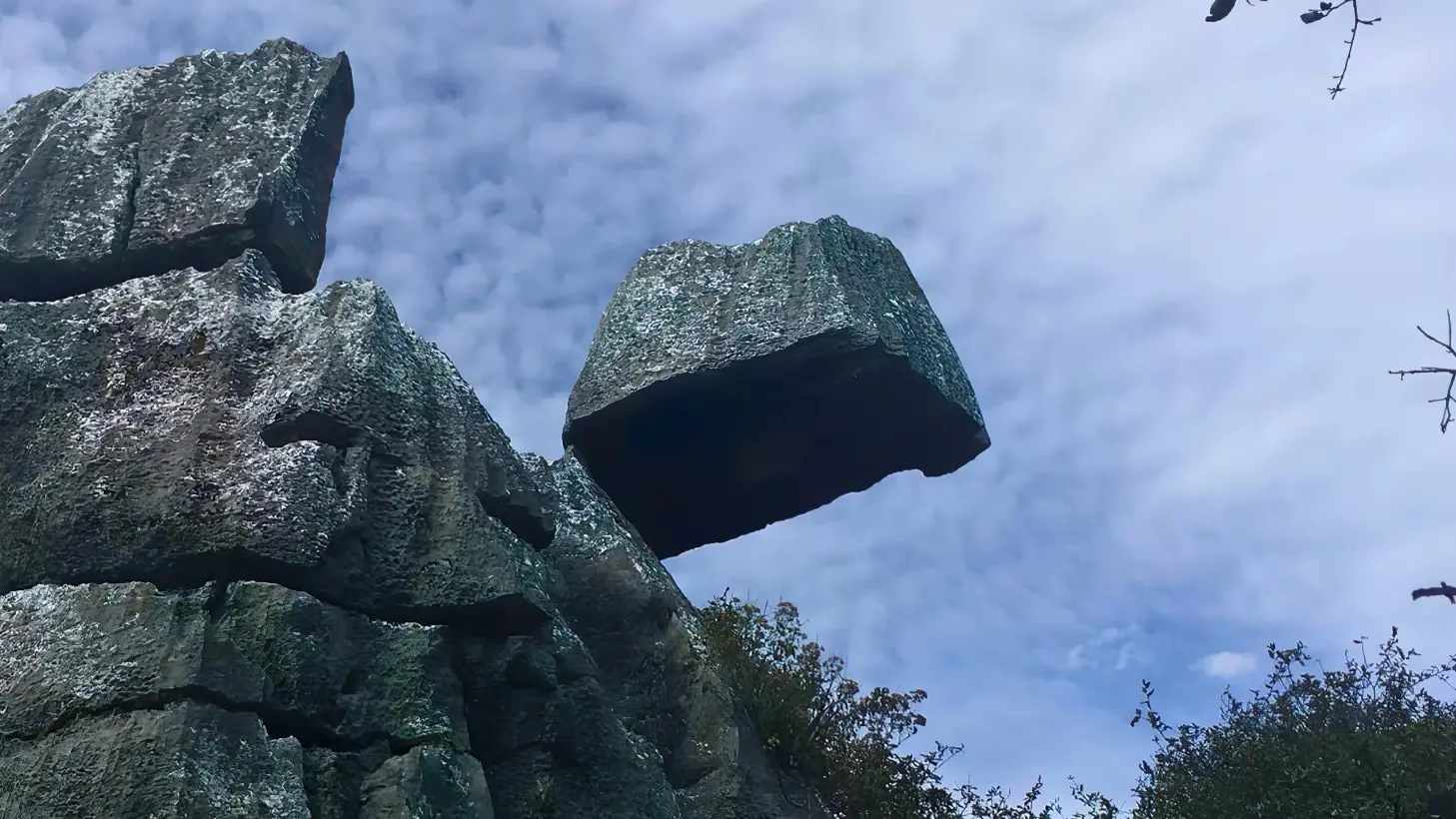 La increíble roca voladora que parece desafiar la gravedad