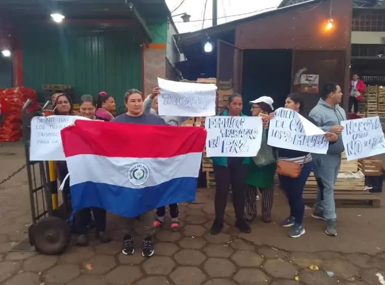 Protesta de comerciantes del Mercado de Abasto por sorpresiva orden de desalojo