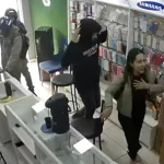 Motochorros asaltan comercio y roban celulares de lujo