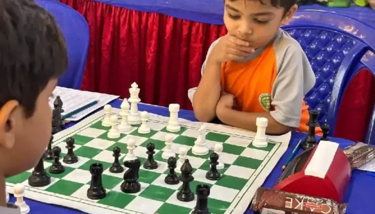 Niño de 3 años se convierte en ajedrecista profesional en el ranking mundial