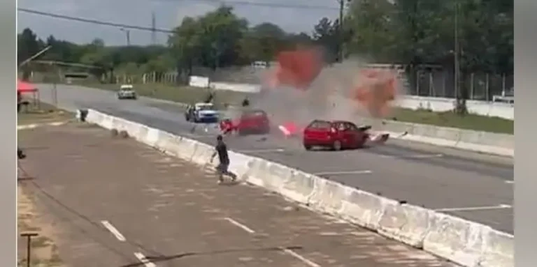 Tremendo choque en el ex Aratiri Tres autos reventaron en plena carrera