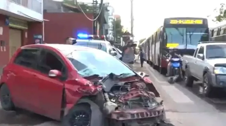 Conductor pasa semáforo en rojo y causa accidente en Asunción