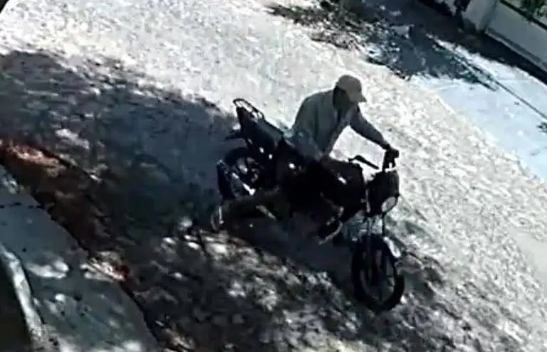 Dejó su moto frente al trabajo y desapareció en horas