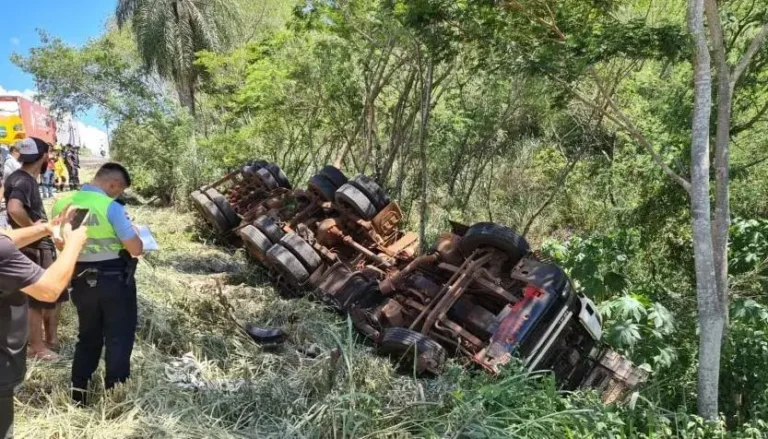 Camión volcó en Ciudad del Este debido a una falla en los frenos