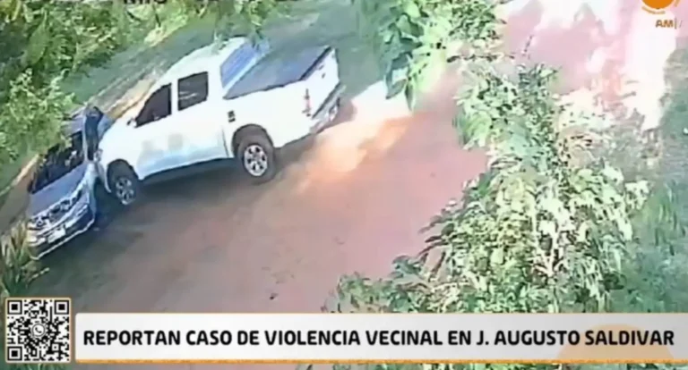 Una camioneta impacta de manera violenta contra un automóvil.