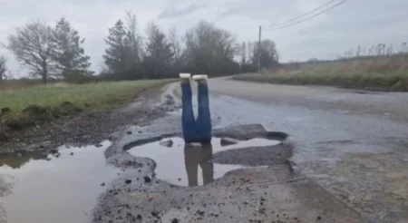 Bache reparado en 4 días gracias a un vecino que usó piernas falsas y viralizó el lugar