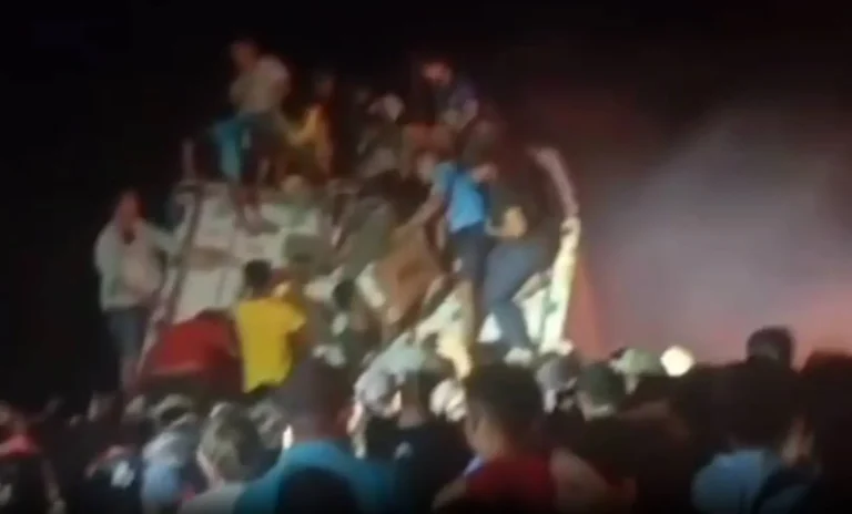 Camión cargado de carne volcó y la gente se llevó todo