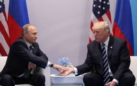Trump advierte con sanciones masivas a Rusia para impulsar la paz en Ucrania Trump advierte con sanciones masivas a Rusia para impulsar la paz en Ucrania