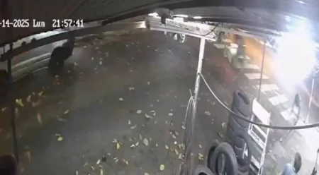 VIDEI: Militar muere al chocar su moto contra un auto Militar muere al chocar su moto contra un auto