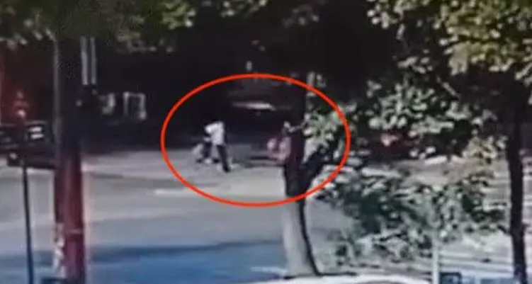 Niñera y 2 menores arrollados por conductor que habría cruzado semaforo en rojo
