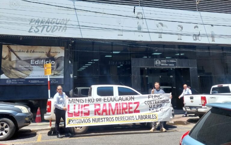 Tras más de 20 años de servicio, funcionarios del MEC denuncian cambio contractual sin pago de salario Tras más de 20 años de servicio, funcionarios del MEC denuncian cambio contractual sin pago de salario