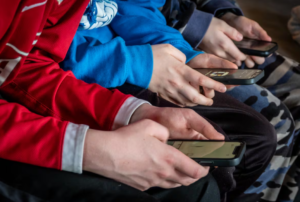 Francia aprueba ley que prohíbe las redes sociales a menores de 15 años