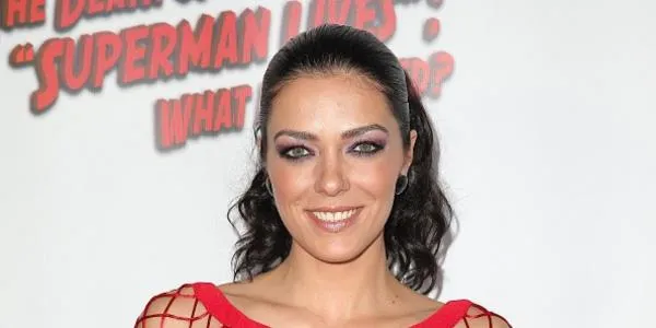 What is Adrianne Curry net worth estimated? How did he get his fortune?