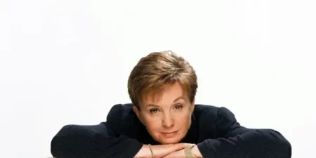 What is Anne Robinson net worth estimated? How did he get his fortune?