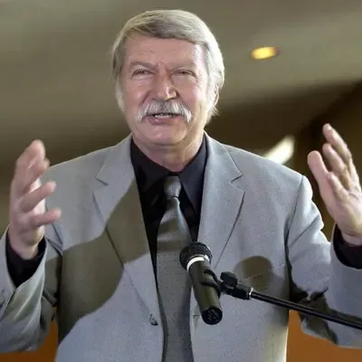 What is Béla Károlyi net worth estimated? How did he get his fortune?