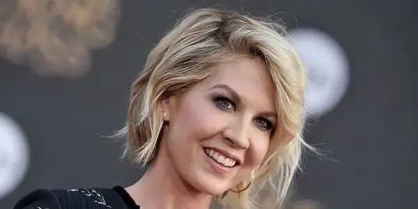What is Jenna Elfman net worth estimated? How did he get his fortune?