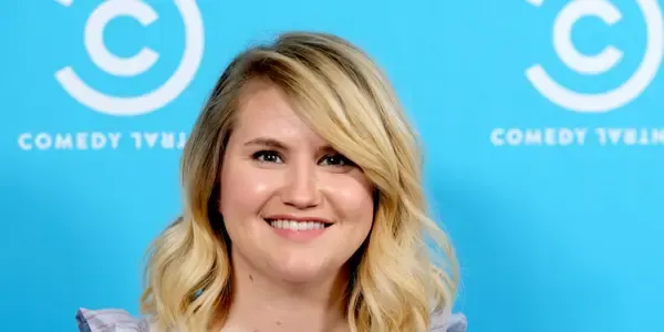 What is Jillian Bell net worth estimated? How did he get his fortune?