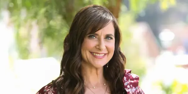What is Kellie Martin net worth estimated? How did he get his fortune?