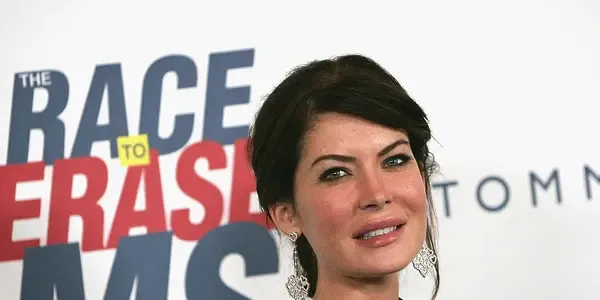 What is Lara Flynn Boyle net worth estimated? How did he get his fortune?