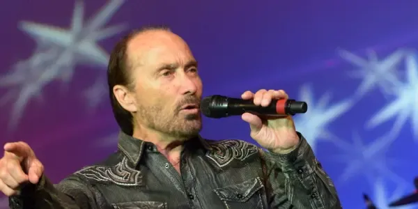 What is Lee Greenwood net worth estimated? How did he get his fortune?