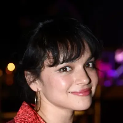 What is Norah Jones net worth estimated? How did he get his fortune?