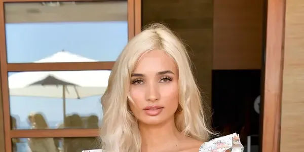 What is Pia Mia net worth estimated? How did he get his fortune?