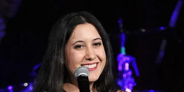 What is Vanessa Carlton net worth estimated? How did he get his fortune?